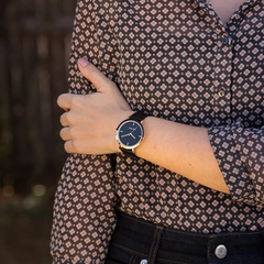 Reloj de pulsera para mujer marca Nine West. Reloj para dama brazalete color negro con detalles dorados.