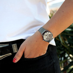 Reloj De Pulsera Para Mujer marca Nine West. Color Titanio Con Flores. Brazalete de maya color negro titanio