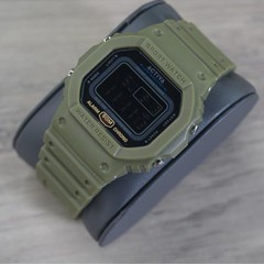Reloj Digital para Hombre. Marca Activa by Invicta Essentials. Color Verde Olivo y Negro. Digital Essentials.