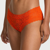 Cheeky Panty VS. Panti Victoria Secret para mujer. Color naranja en encaje.