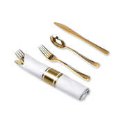 Juego de cubiertos elegantes, de plástico, para fiestas. Pre enrollados en servilletas blancas. Cubiertos de plástico dorado pesado con servilleta blanca con banda dorada.