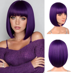 Peluca Morada Oscuro, Estilo Bob con Flequillo, largo 12 Pulgadas, Ajustable. Peluca para Cosplay, disfraz de Shakira o vida diaria.