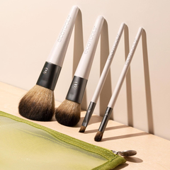 EcoTools Kit de brochas de maquillaje para llevar, juego de brochas para viaje, herramientas de maquillaje para polvos, rubor, bronceador y sombras de ojos.