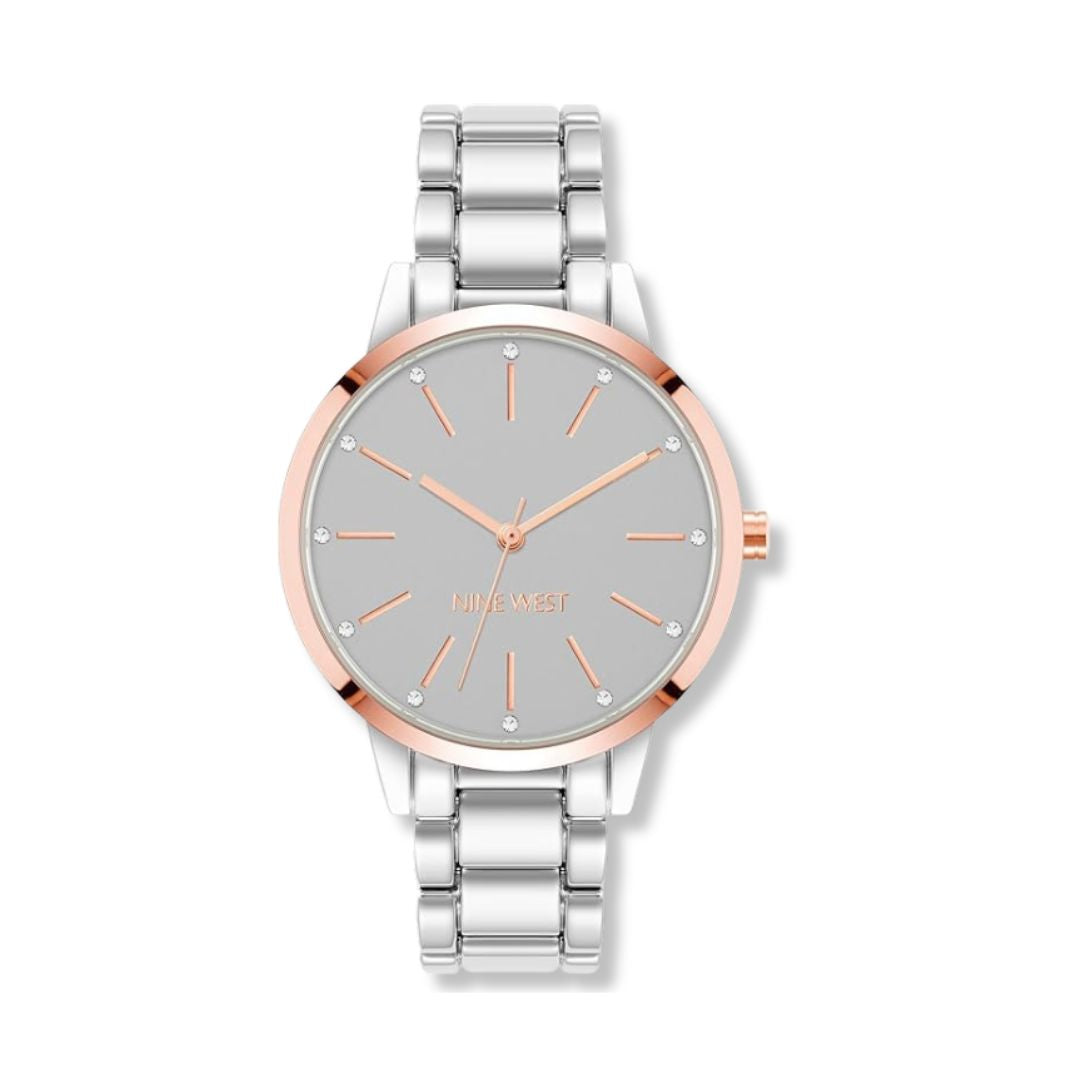 Reloj de pulsera con detalles de cristal para mujer marca Nine West. Brazalete de eslabones metálicos, ajustable, en color plata.