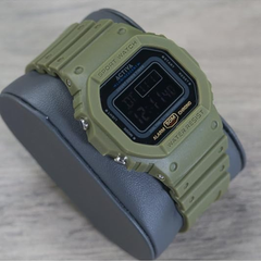 Reloj Digital para Hombre. Marca Activa by Invicta Essentials. Color Verde Olivo y Negro. Digital Essentials.